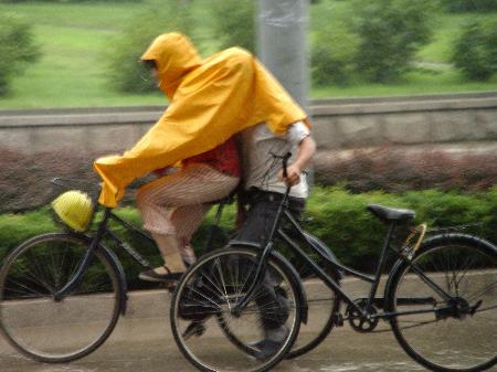 图文：秦皇岛市街头路人避雨有“绝招”