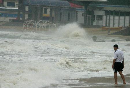 图文：秦皇岛附近海域发生罕见风浪潮