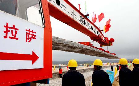 图文:西藏境内第一段铁轨将从这里向拉萨继续延伸