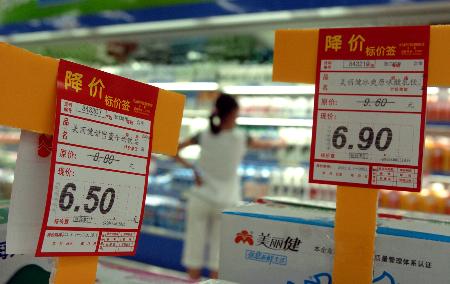 8月24日,一名杭州消费者在超市内挑选牛奶
