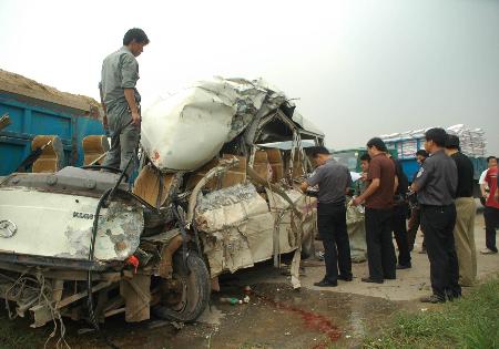 组图:安徽芜湖发生撞车事故6人死亡10多人受伤