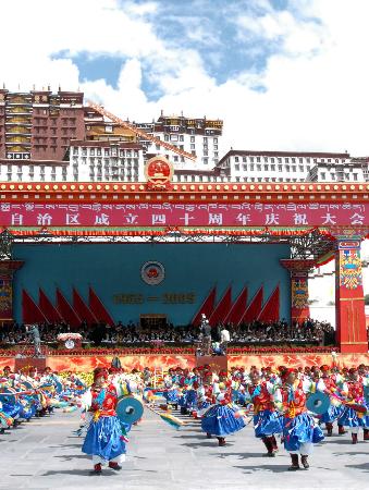 图文:演员在表演藏族舞蹈