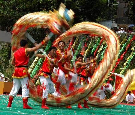 组图:全国舞龙精英赛揭幕