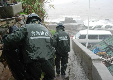 图文：台州边防官兵将转移的人员送到车上