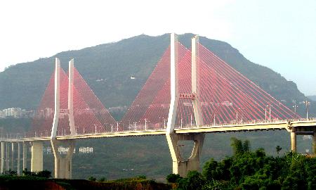 重庆/9月28日拍摄的重庆云阳长江大桥雄姿。