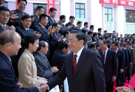 中央政法委书记罗干率领中央代表团来到新疆生产建设兵团,看望在新疆