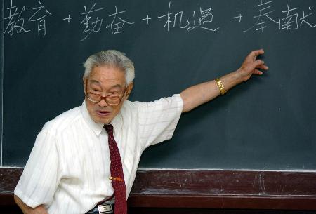 申泮文是我国当代无机化学学科奠基人之一.