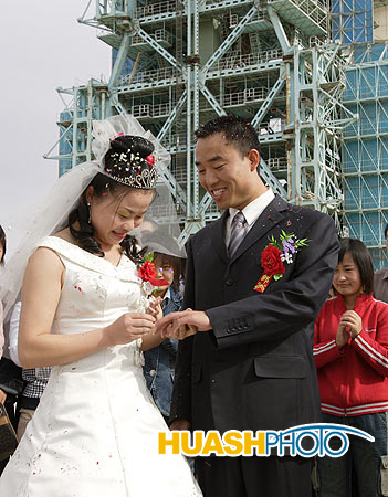 组图:神舟六号飞船发射基地举行特殊婚礼