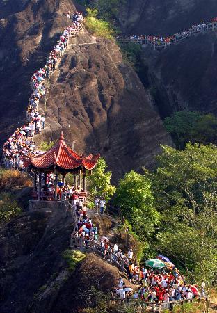 图文:众多游人在福建武夷山攀登 天游峰