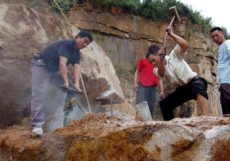 图文:福建人民奋起抗台风龙王