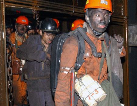 图文:河南一煤矿发生瓦斯爆炸34人遇难(5)
