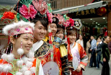 图文:印尼游客身着中国古代服饰拍照