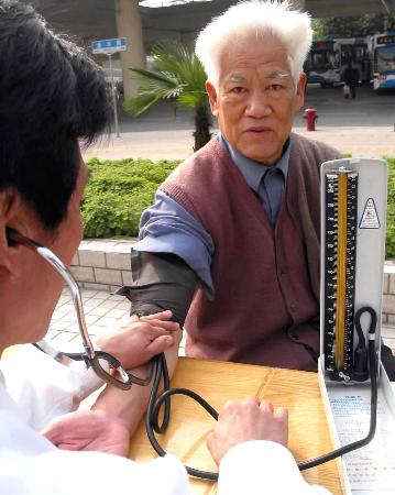 图文:我国65岁以上人群50%患有高血压