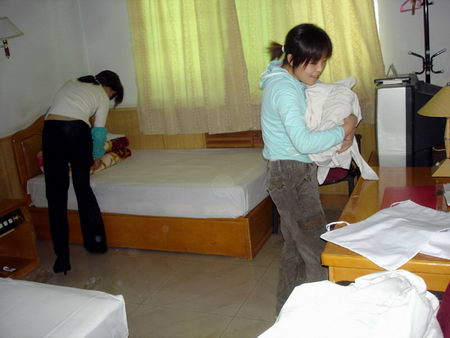 图文:宾馆服务员在整理房间