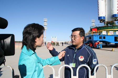 图文：航天科技集团公司总经理张庆伟接受采访