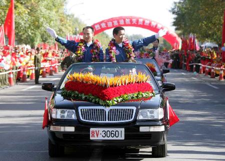 图文：神六航天员抵达北京航天城