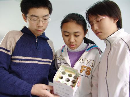 图文:襄樊一中学生发明分币器(2)