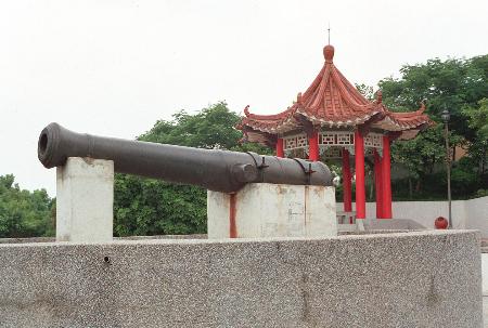 图文:台湾省彰化八卦山上义军使用过的古炮