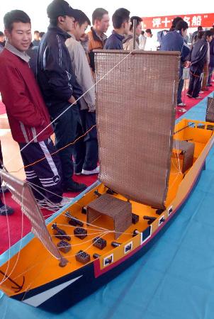 图文:[社会](2)郑成功收复台湾船舰队模型在黑龙