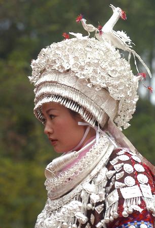 10月30日,在贵州省黄平县谷陇镇苗族芦笙会上,一名苗族少女的头饰