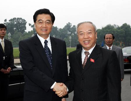 图文：胡锦涛会见越南国会主席阮文安