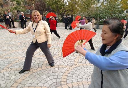 图文:美国老年社会工作者访问团到北京社区参