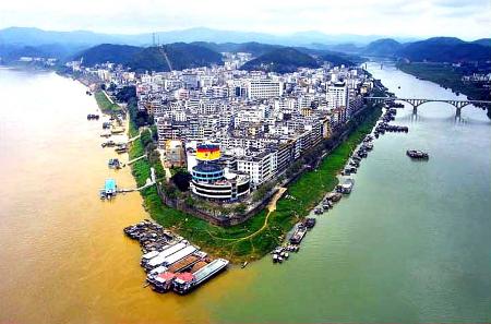 广东封开2005年成为国家地质公园后,封开县以此为契机,在整合龙山"