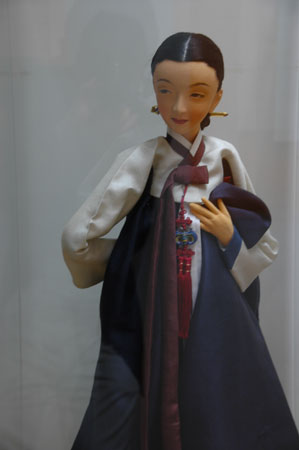 组图:身着韩国传统服装的玩偶(1)