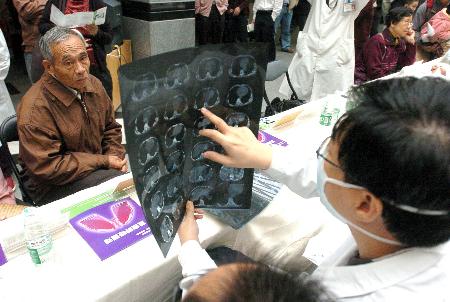 图文:广州举行世界慢性阻塞性肺病日义诊活动
