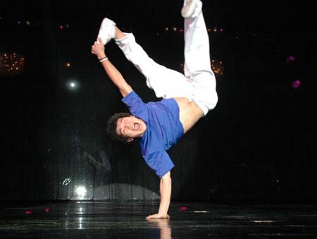组图:韩方演员表演霹雳舞