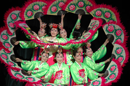 组图:韩方表演扇子舞
