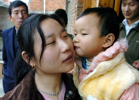 图文:安徽因患人禽流感死亡者的姐姐亲吻孩子