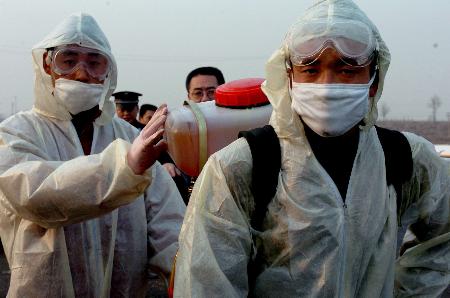 图文:山西孝义市防疫人员准备进入疫区实施消