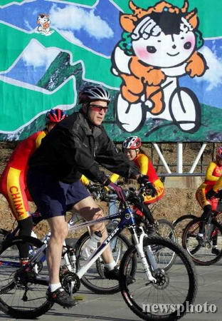 圖文：布什在北京老山自行車訓練場騎車