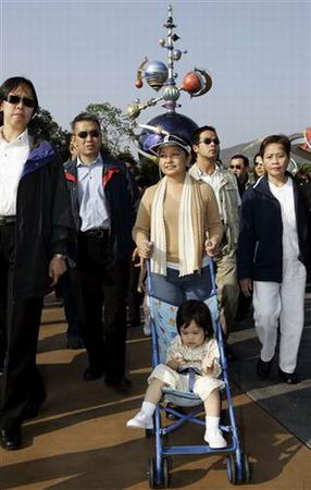组图:菲律宾总统一家游览香港迪斯尼乐园