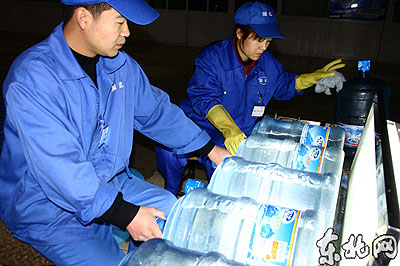 哈尔滨饮用水生产厂家连夜生产(组图)