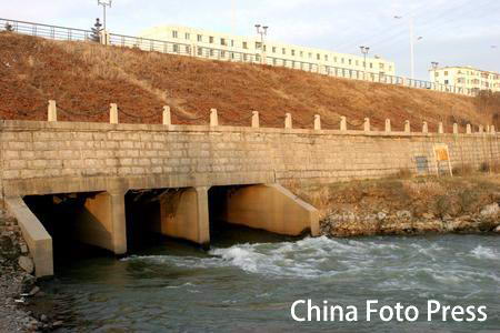组图:吉林化工厂爆炸导致松花江水污染