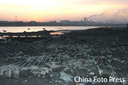 组图:吉林化工厂爆炸导致松花江水污染