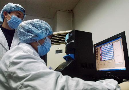 图文:禽流感防疫卫士的一天-操作荧光PCR仪