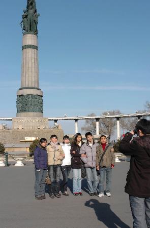 图文:大学生在松花江边的哈尔滨市防洪纪念塔