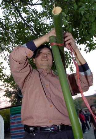 图文:江西瑞昌一中的一位老师在搭建防震棚