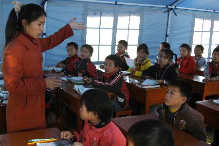 图文:江西九江小学老师在帐篷学校给孩子上课