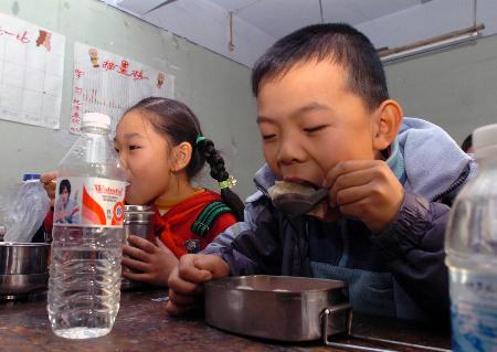 图文:哈尔滨解放小学学生吃自带午餐