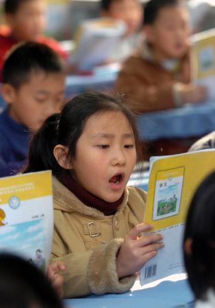 图文:哈尔滨小学生在课堂上朗读课文