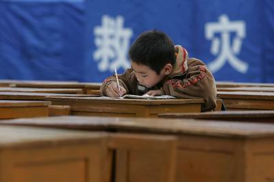图文:江西地震第3天-孩子在露天课堂写作业
