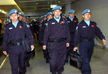 图文:第三支中国维和警察防暴队先遣队开赴海地(4)