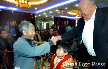 组图：江苏350名残疾人国际残疾人日获赠轮椅