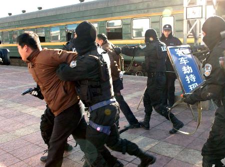 组图:北京铁路公安局举行反恐演练
