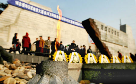 组图:参加南京大屠杀纪念活动的民众