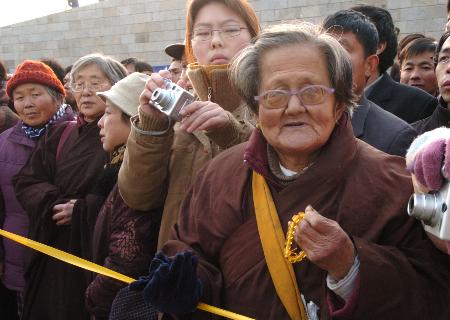 图文:南京市的一名佛教信徒在念诵经文